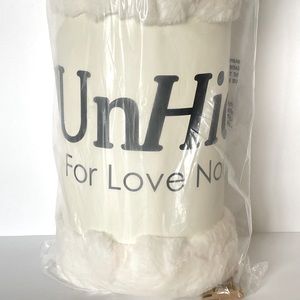 NWT UnHide lil’ Marshmallow Faux Fur Blanket Snow White 50 x 60